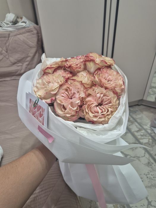 Продам цветы подаренные на выписку