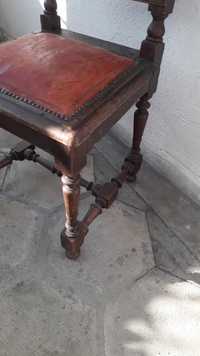 Старинен дървен стол