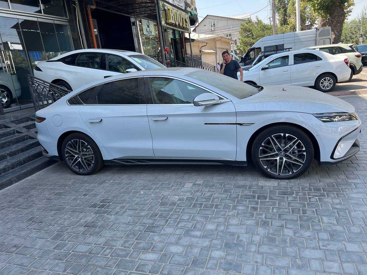 BYD Han 2025  Oq rang tayyor 701 km moshina Arzon narxda