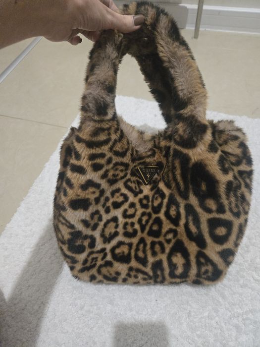 Тигрова чанта Guess