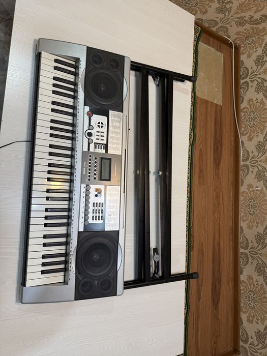 Продается синтезатор с подставкой