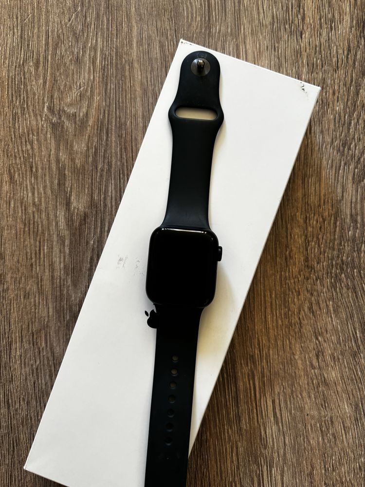 Продам Apple Watch Se