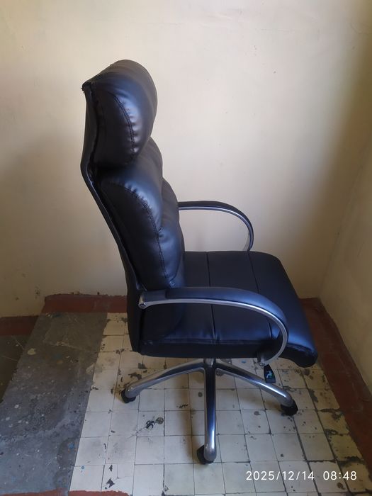 Офис кресло сотилади.