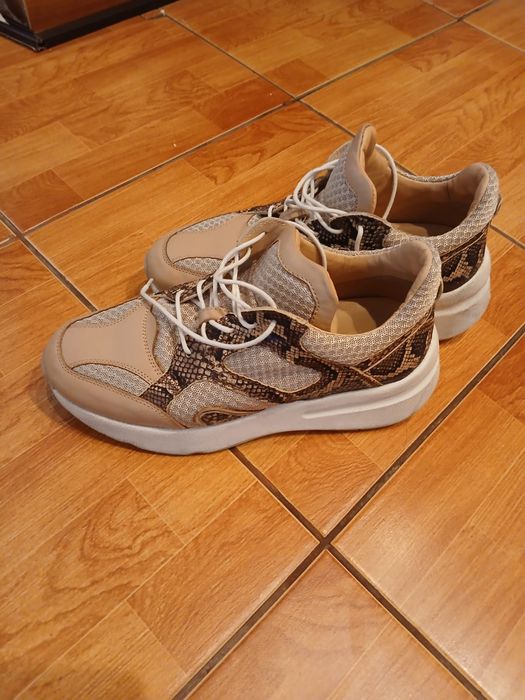 Vând adidași fete mărimea 36...120 ambele perechi