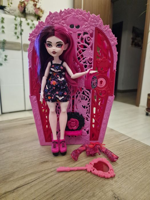 Monster high draculaura secret garden
