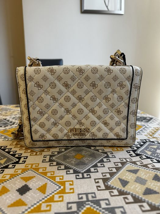 Guess – сумка с фирменным монограммным принтом