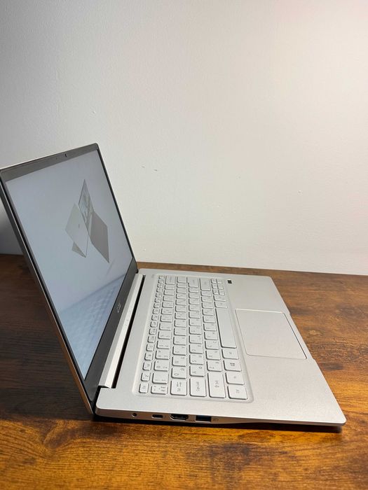 Acer Swit 3 Intel core i5 Intel Iris XE 8gb RAM / 512gb SSD