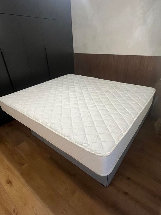 Продавам матрак с размер 1640х1900