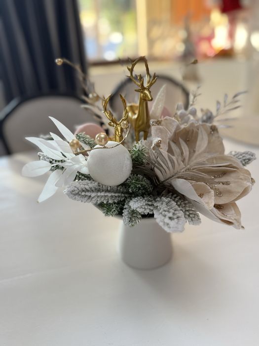 Decor de iarnă elegant cu flori bej și accente aurii-creație handmade