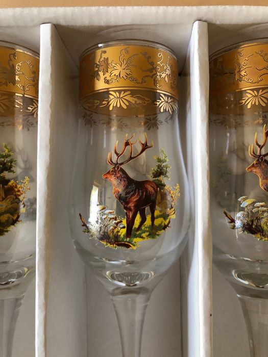 Много наборов посуды