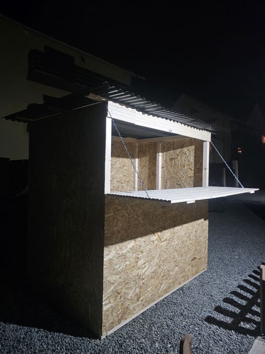 Căsuța din lemn facuta pentru comert este de 1,5m pe 2m r