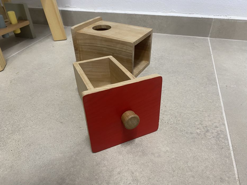 Монтесори кутия с топка и дупка