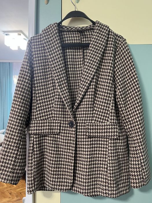 Дълго сако.Цвят кафяво и бежово.