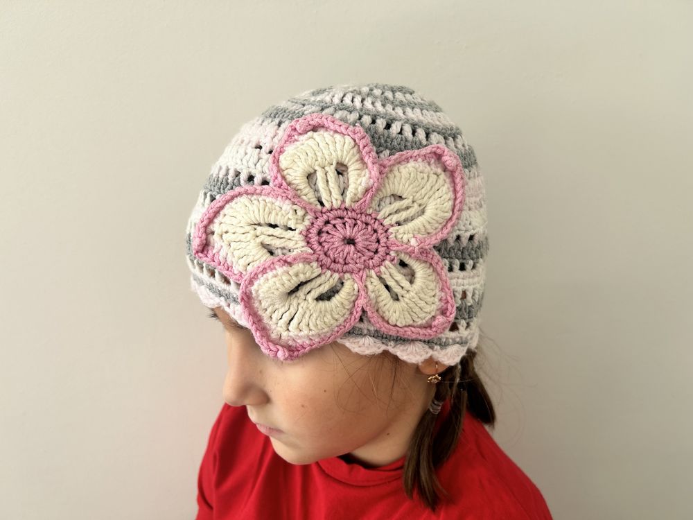 Плетена детска шапка