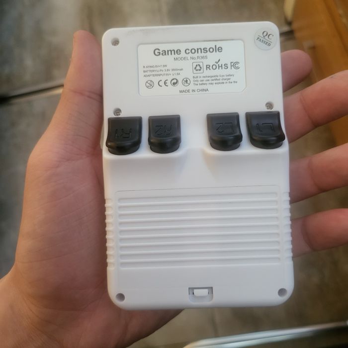 Игровой консоль R36s с 15000 игр