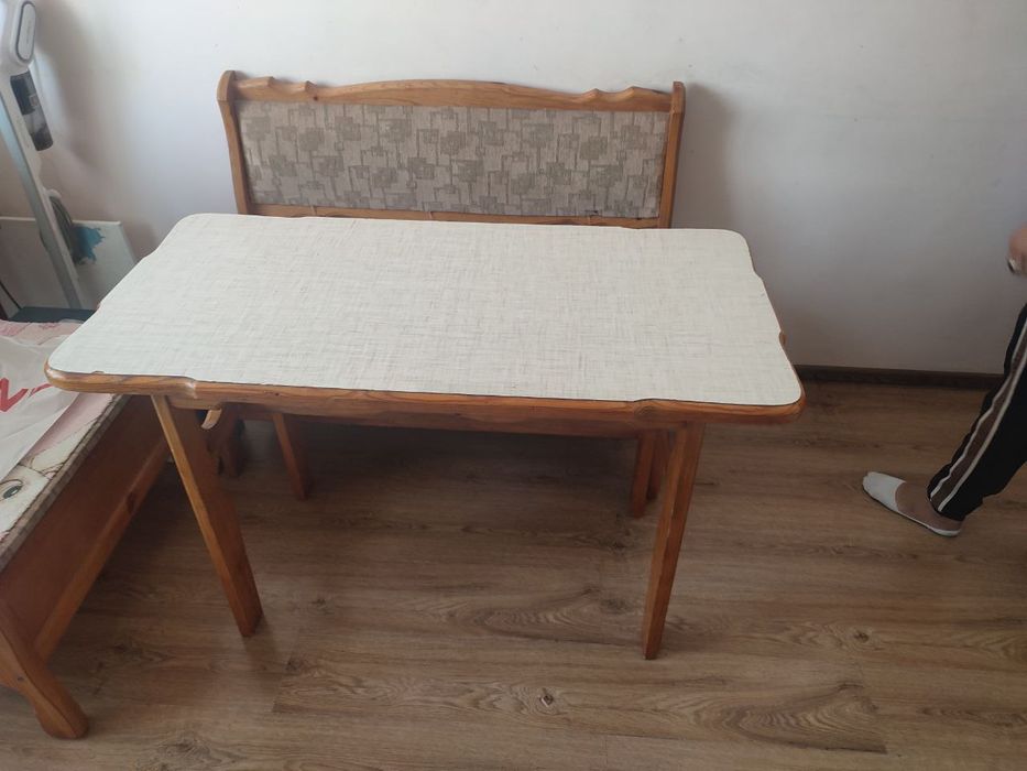 Продаётся уголок со столом для кухни