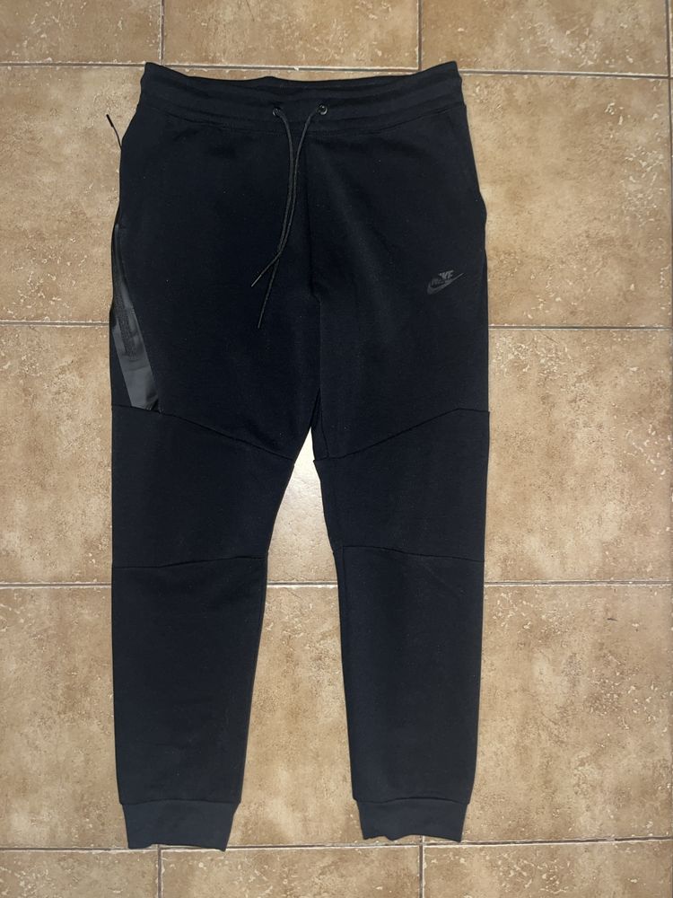 Pantaloni Nike Tech negrii