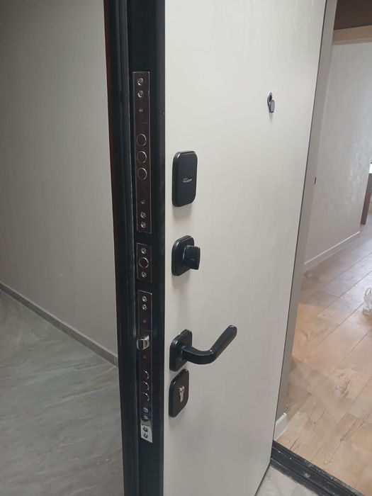 Продам  дверь    почти новая