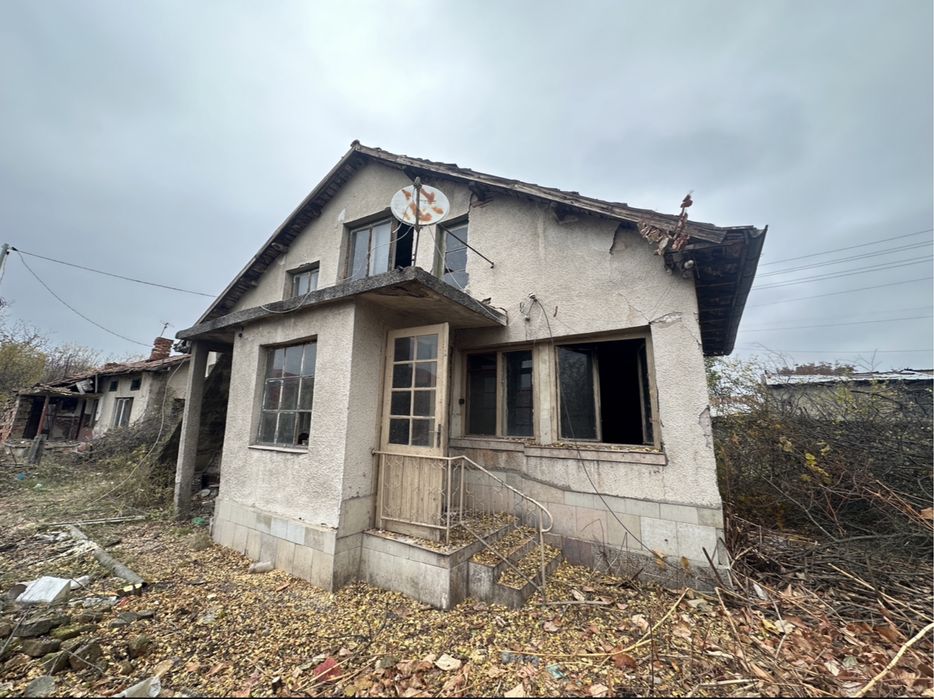 Имот с къща в с. Равно Поле, кв. Верила