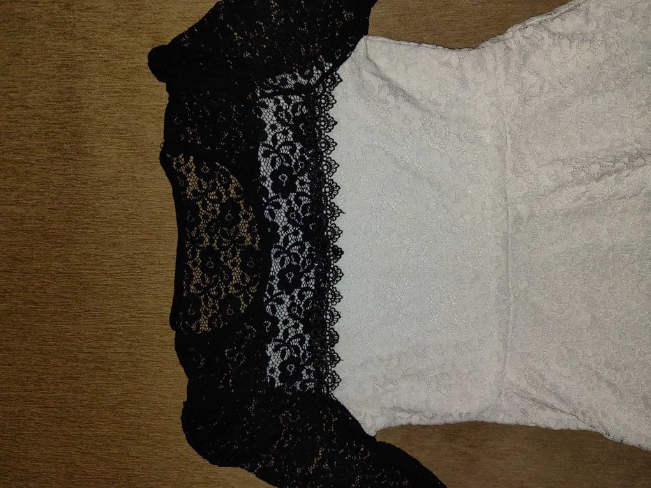 Дантелена рокля, леко разкроена