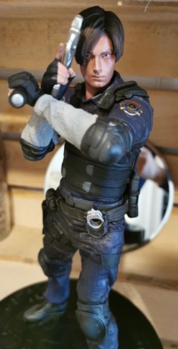 Figurina Leon S. Kennedy Resident Evil 2 32 cm