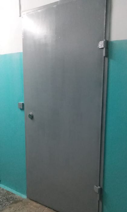 Продам железную дверь