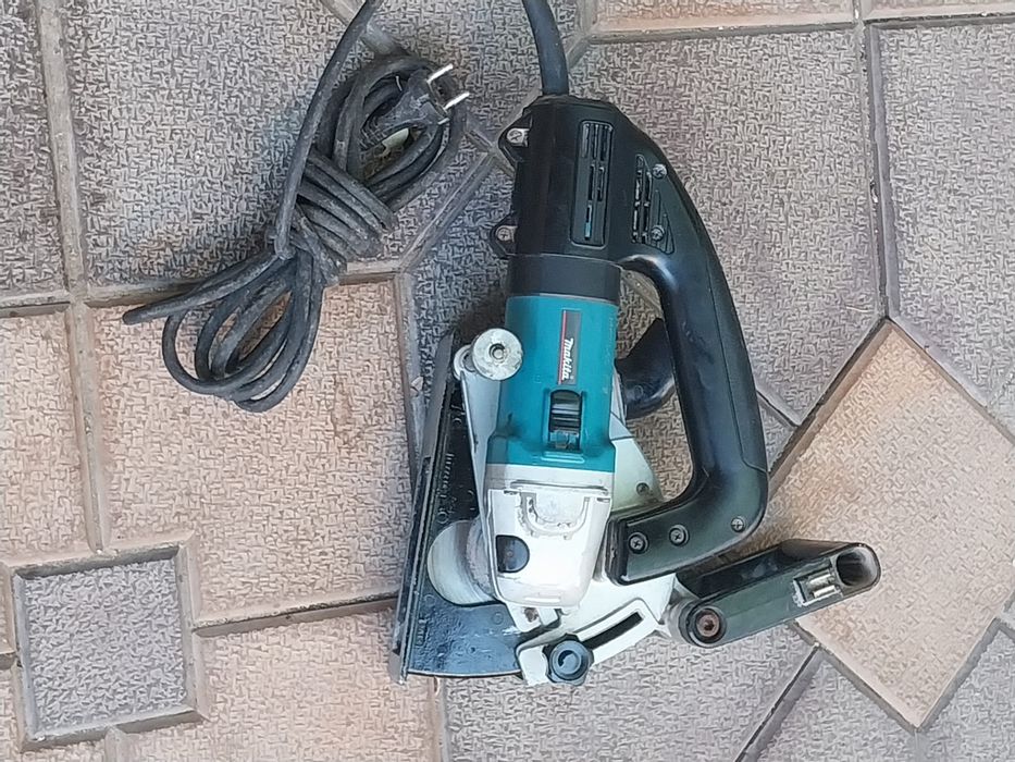 Mașina de făcut canale MAKITA SG 1250 că noua