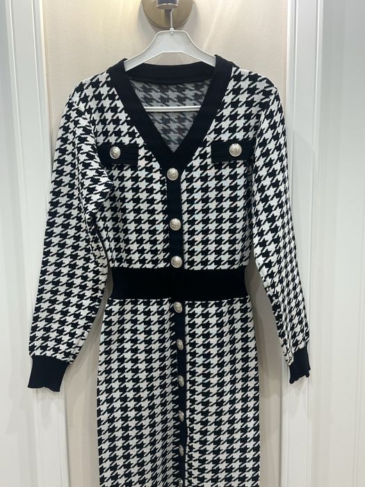 Продам, красивое по фигуре. Утягивает.