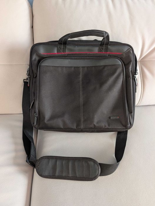 Подарявам запазена чанта за лаптоп