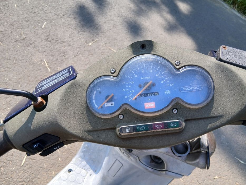 Vând scuter aprilia sonic cu acte de 80 motorul merge foarte bine