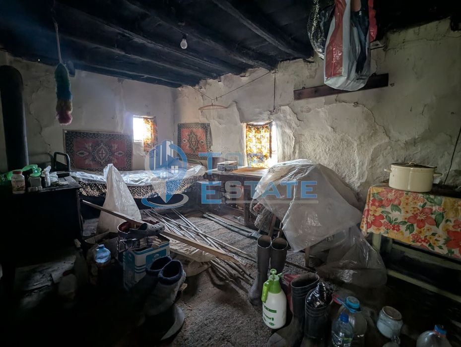 Голям парцел със стара къща в с. Балканци, общ. Стражица, обл. В.Търн