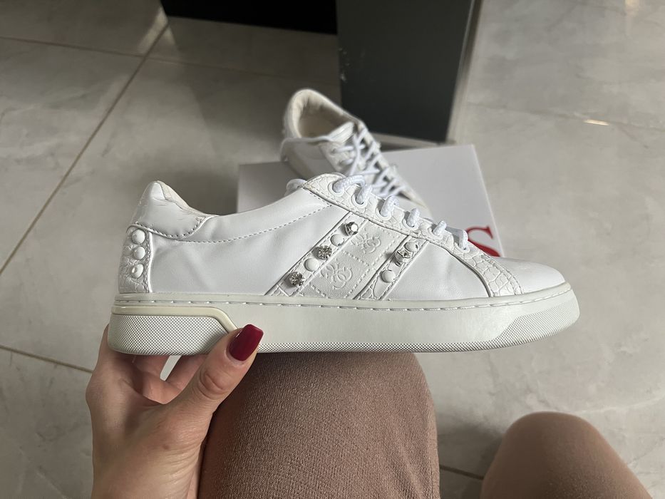 Сникърси Guess