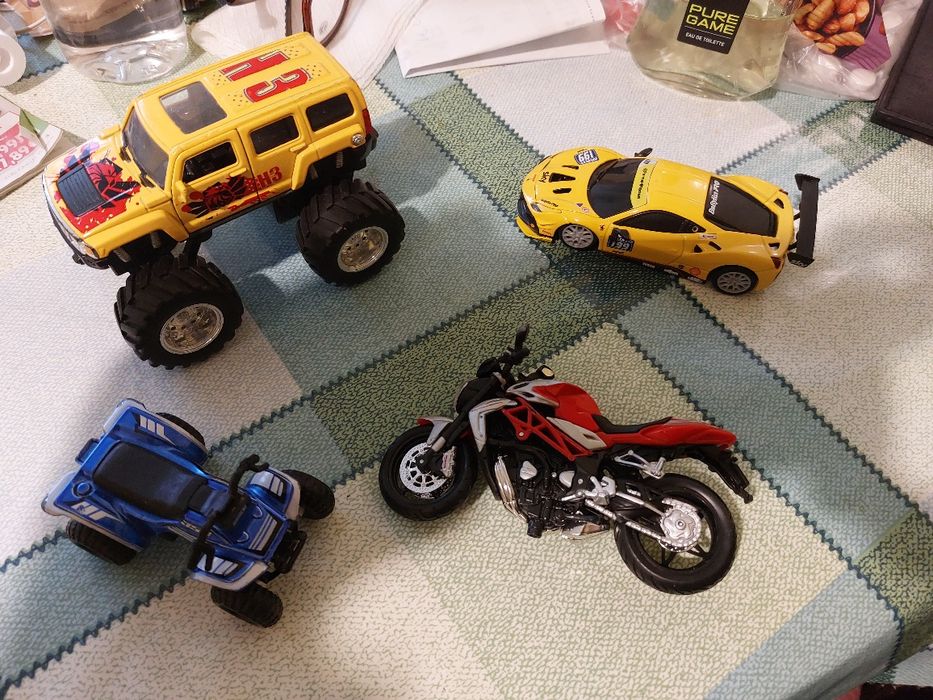 Продавам 4 броя мини колички.