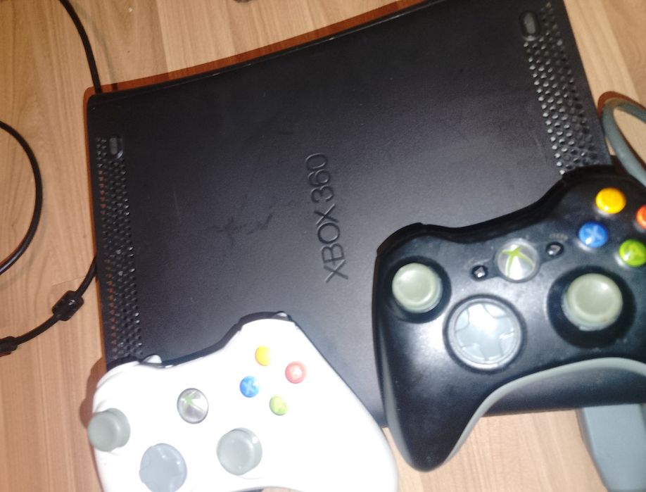 Vând XBOX 360 console + jocuri