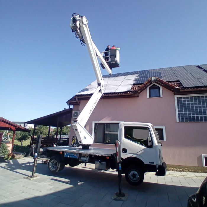 Servicii Profesionale De Spălat Panouri Fotovoltaice La Înălțime