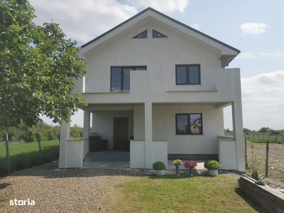 Casa bifamilială (2 intrari individuale) 258mp la 3 minute de Focsani.