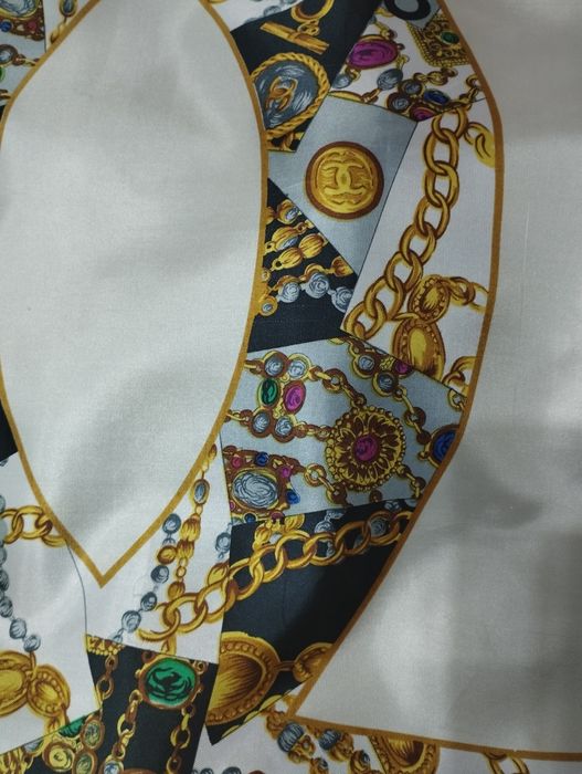 Eșarfă cu inscripția Chanel, dimensiuni 87/85 cm