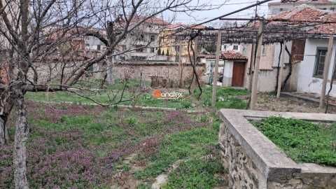 Продават се: Две къщи с двор 493 кв.м в гр.Карлово