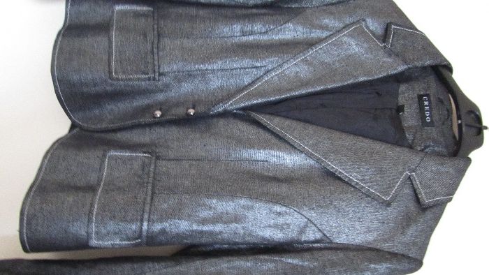 Продавам дамски костюм Credo