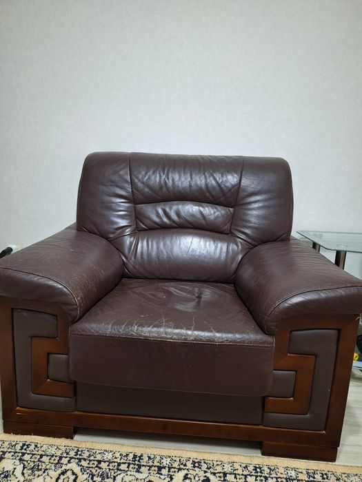 Продам кожанные кресла.