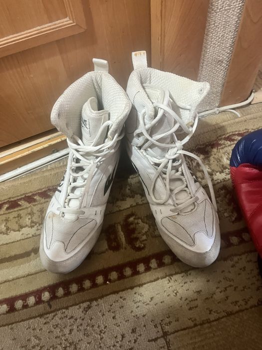 Продам перчатки, боксерки размер 41,