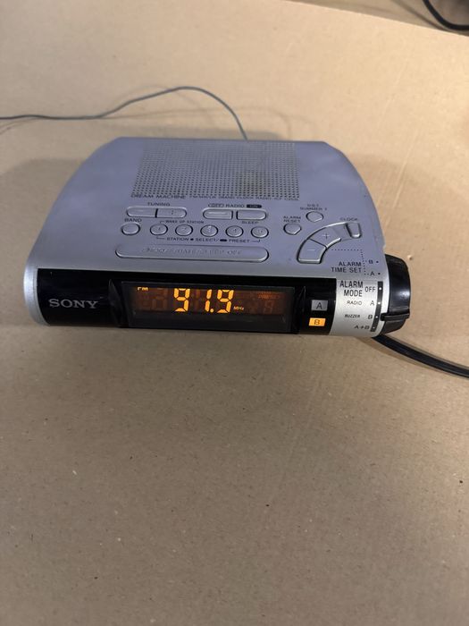 Радио часовник sony