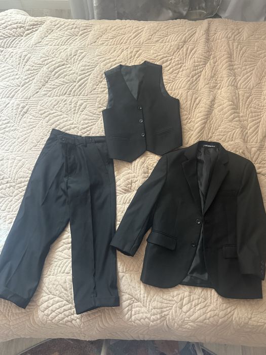 Продам костюм тройку на мальчика на 6-8 лет в идеальном состоянии