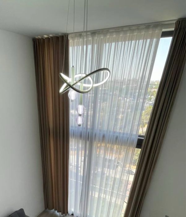 Люстра яркая регулируемая