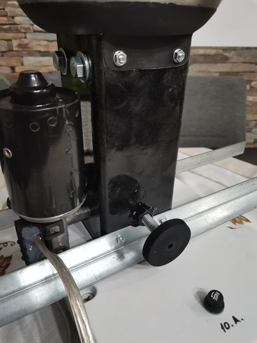 Spargator de nuci electric Nou