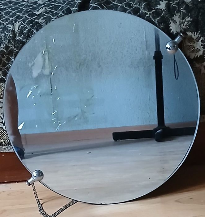 Комнатное зеркало на цепочке