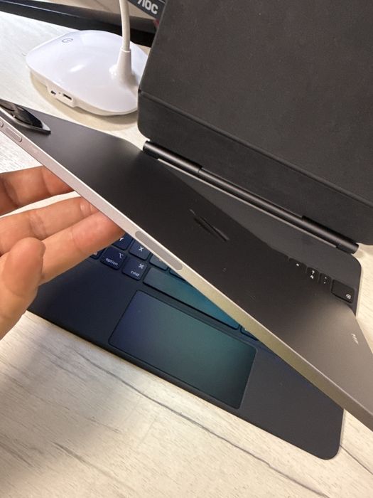 Ipad Pro 11 4th gen M2 128Gb wi-fi + husa cu tastatura cadou