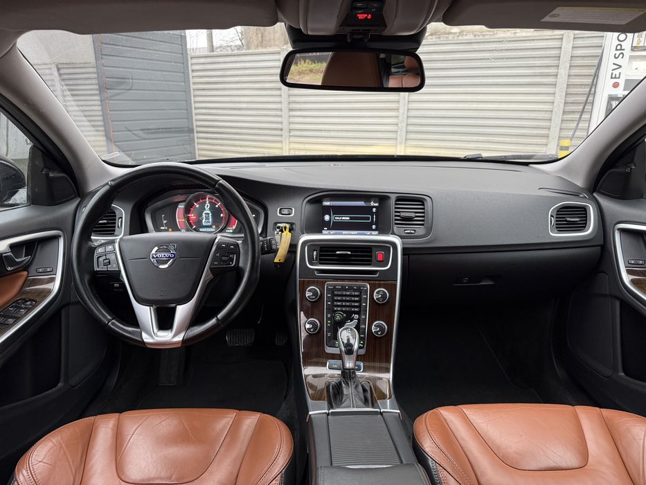 Volvo V60 Plug in Hibrid / Summum / D6 286 cp / AWD