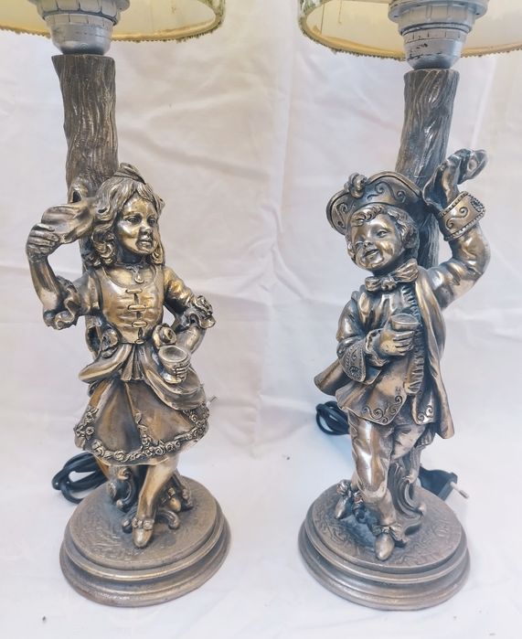 Veioze vechi, deosebite din rășină, pentru colectionari.