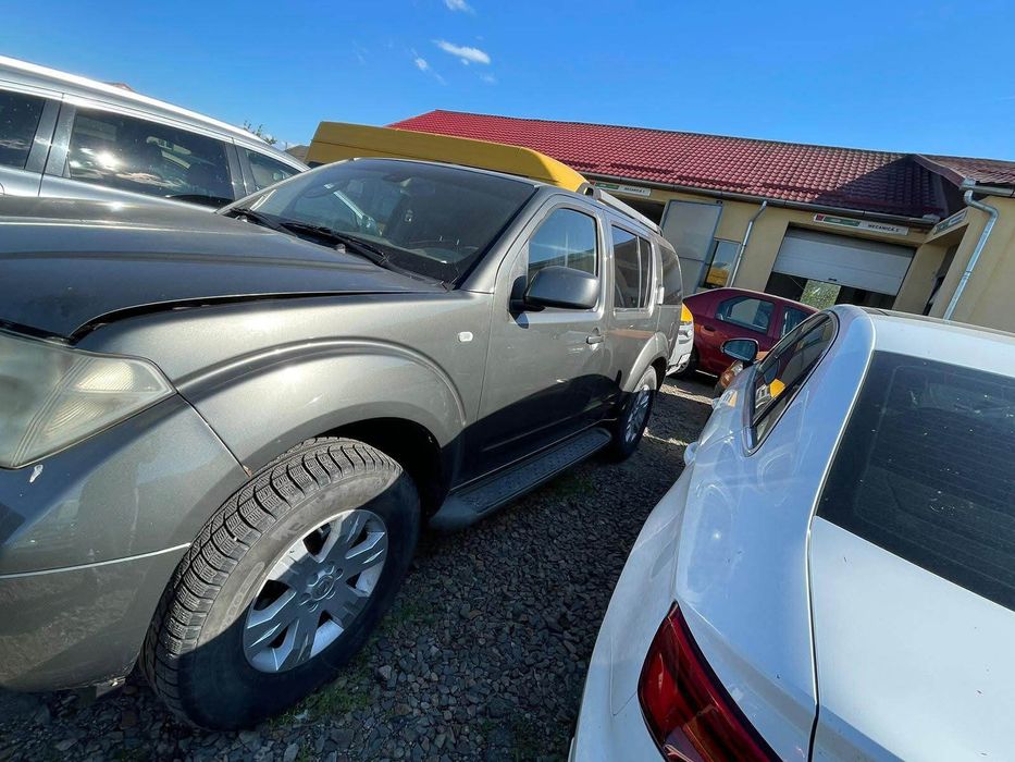Vând Nissan pathfinder și tractor